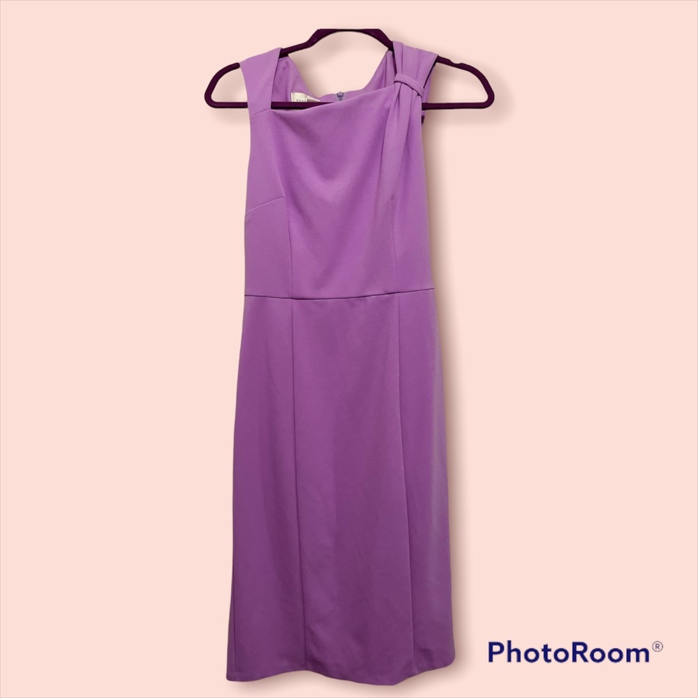 Office attire at its best! This shift dress is perfect for work and happy hour.